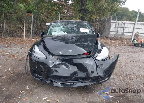 2021 Tesla Model Y Standard Range Rear-Wheel Drive z USA, uszkodzony, nr VIN 5YJYGDED4MF126113